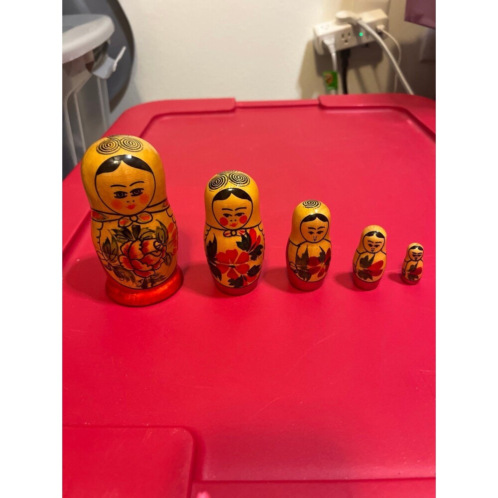 Set of 5 Russian nesting dolls, hand-painted wooden dolls